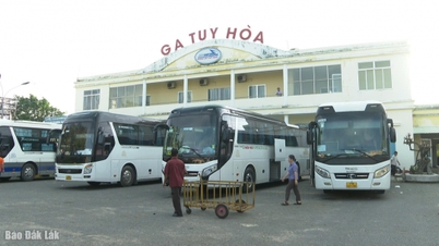 អ្នកដំណើរជាង 1,400 នាក់ត្រូវបានផ្ទេរពីស្ថានីយ៍ Tuy Hoa - Dieu Tri ដោយសារតែឥទ្ធិពលនៃព្យុះ Kalmaegi