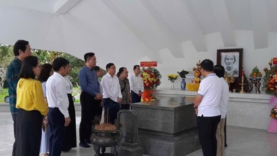 A Nghe An Tartományi Külügyi Tájékoztatási Irányító Bizottság füstölőszert ajánl fel Nguyễn Sấn Sấc alelnök emlékére.