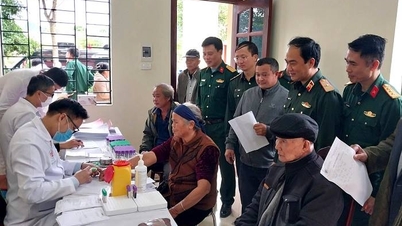 108 Askeri Merkez Hastanesi, Trung Khanh komünündeki insanlara tıbbi muayeneler düzenledi, ilaç sağladı ve ücretsiz göz ameliyatı gerçekleştirdi.