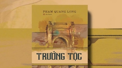 El profesor asociado Dr. Pham Quang Long cuenta historias de la aldea y la familia en "Clan Head".