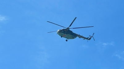 Menggunakan helikopter untuk mencari 3 orang hilang di perairan zona ekonomi khusus Ly Son