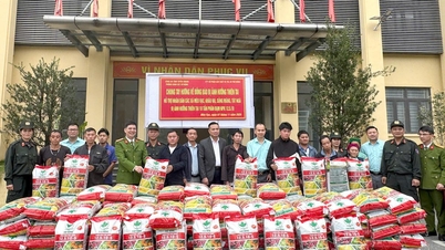 Công an tỉnh Tuyên Quang hỗ trợ 15 tấn phân bón cho đồng bào vùng bị ảnh hưởng bão số 10