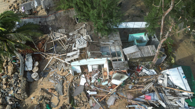 Tårer i fiskeværet Quang Ngai etter stormen Kalmaegi: Ser på huset med bare en ramme i forferdelse