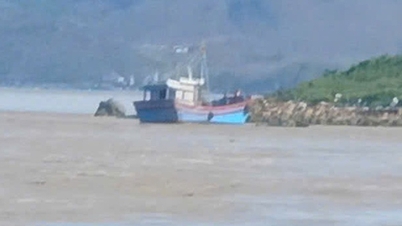 Dos pescadores que intentaron salvar la barca y fueron arrastrados por la corriente fueron rescatados.