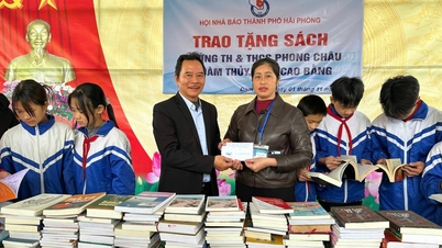 Kasih sayang Asosiasi Jurnalis Hai Phong terhadap para pelajar di daerah Cao Bang yang dilanda banjir