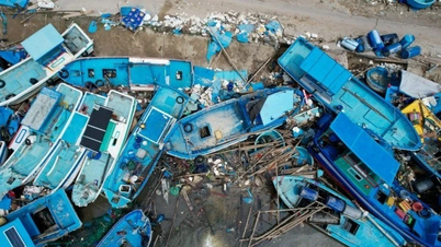 Centenas de navios foram destruídos e afundados pelo tufão Kalmaegi.