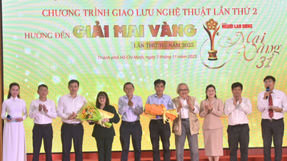Artis Trang Bich Lieu dan penyair Le Minh Quoc menerima "Mai ...