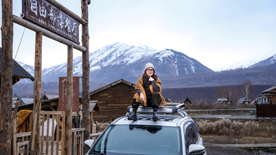 50代の親しい友人2人がレンタカーを借りて、自ら運転し、新疆ウイグル自治区の魅力的な瞬間を発見した。