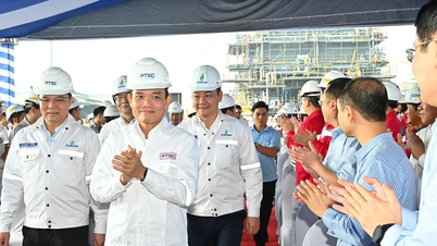 Sekretær for Ho Chi Minh-byens partikomité, Tran Luu Quang, jobber med Vietnams nasjonale energi- og industrigruppe