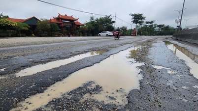 ทางหลวงหมายเลข 1 ผ่านเมืองเว้เต็มไปด้วยหลุมบ่อหลังเกิดน้ำท่วม