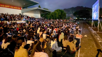 Tausende Menschen trotzten dem Regen, um den Film „Red Rain“ zu sehen.