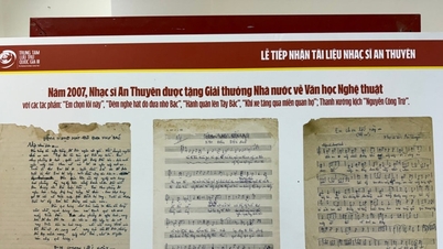 Arşiv Merkezi, müzisyen An Thuyen ve müzisyen Vo Vang'ın değerli belgelerini teslim aldı.