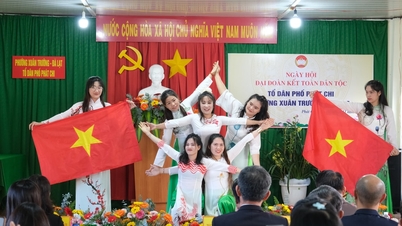 Die Einwohner des Stadtteils Xuan Truong in Da Lat feiern freudig den Nationalen Tag der Großen Einheit.