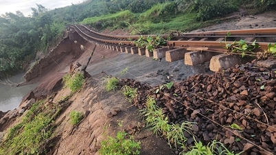 מאות פועלים גויסו יומם ולילה כדי לתקן את בעיית רצפת הרכבת שנשטפה.