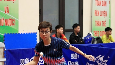 Female players compete at the Hanoi Moi Newspaper Table Tennis Tournament