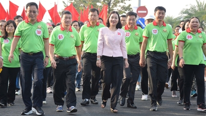 হো চি মিন সিটির ভিয়েতনাম ফাদারল্যান্ড ফ্রন্টের নেতারা বিন ট্রুং এবং থু ডুক ওয়ার্ডে ফ্রন্টের ঐতিহ্যবাহী দিবস উদযাপনে যোগ দিয়েছিলেন।