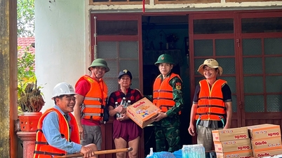 AIA Quang Nam រួមដៃគ្នាជួយជនរងគ្រោះដោយទឹកជំនន់