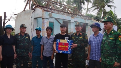 Politický komisař 5. vojenského regionu navštívil a povzbudil lidi postižené bouří č. 13