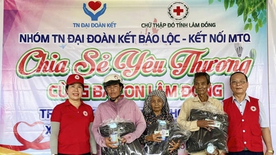 Berkongsi kasih sayang dengan mangsa banjir di komune Ham Thanh