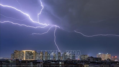 ការព្យាករណ៍អាកាសធាតុសម្រាប់យប់ថ្ងៃទី ៨ ខែវិច្ឆិកា៖ ការព្រមានអំពីភ្លៀងធ្លាក់ ផ្គរ រន្ទះ និងខ្យល់កន្ត្រាក់នៅតំបន់ខាងក្នុងទីក្រុងហាណូយ