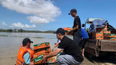 Esforços de socorro visam ajudar 218 famílias no povoado de Dong Chay (comuna de O Loan), isoladas em meio às águas da enchente.