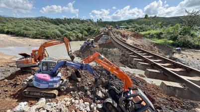 Ngành đường sắt khẩn trương khắc phục sạt lở do bão số 13