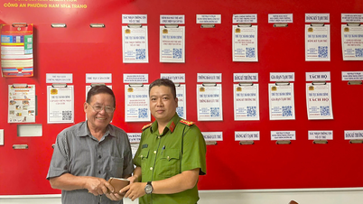 Công an phường Nam Nha Trang trao trả giấy tờ cá nhân và 22,5 triệu đồng cho người dân làm rơi ví