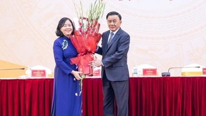 Bui Thi Minh Hoai asszony a Vietnami Hazai Front Központi Bizottságának elnöke, 10. ciklusban.