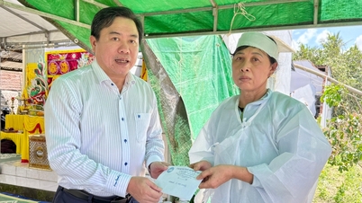 ການ​ນຳ​ຄະ​ນະ​ກຳ​ມະ​ການ​ແນວ​ໂຮມ​ປະ​ເທດ​ຊາດ​ຫວຽດ​ນາມ​ຂອງ​ແຂວງ​ໄດ້​ລົງ​ຢ້ຽມ​ຢາມ ແລະ ໜູນ​ຊ່ວຍ​ບັນ​ດາ​ຄອບ​ຄົວ​ຍາດ​ຕິ​ພີ່​ນ້ອງ​ທີ່​ເສຍ​ຊີ​ວິດ​ຍ້ອນ​ລົມ​ພະ​ຍຸ​ເລກ 13.