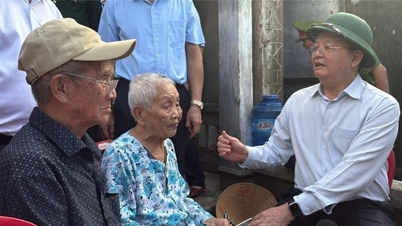 Phó Thủ tướng Mai Văn Chính thăm hỏi người dân vùng...