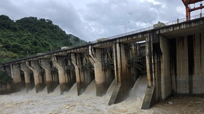 Operación de descarga de agua en la central hidroeléctrica de Khe Bo y en la central hidroeléctrica de Nam Mo