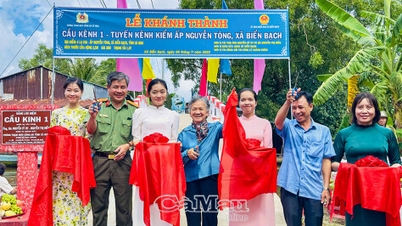 ប៉ូលីស Ca Mau សម្ពោធស្ពានជនបទ និងផ្តល់អំណោយដល់គ្រួសារក្រីក្រ។