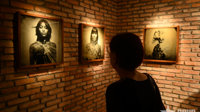 ເປີດ​ງານ​ວາງສະ​ແດງ "ການ​ສະທ້ອນ​ທີ່​ບໍ່​ມີ​ເວລາ"