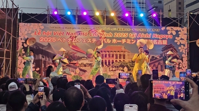 Dong Hung sings 'Marching Song' in front of 10,000 spectators in Japan