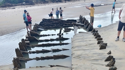 People flocked to see the ancient ship floating on Hoi An beach from early morning. What is the origin of the ship?