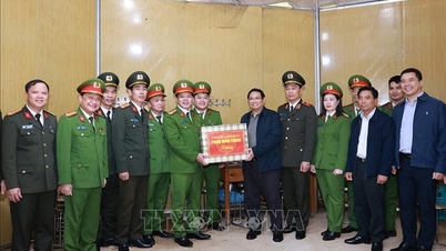 Thủ tướng thăm lực lượng công an và y tế xã Yên Khương