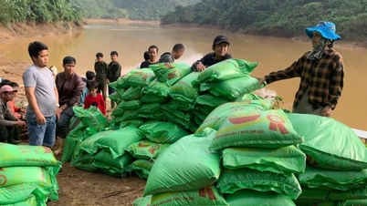 Nam Giang stöder mer än 13 ton ris och förnödenheter för isolerade människor i byarna Pa Rum och Pa Dhi.