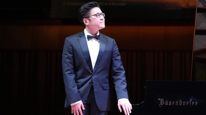 アーティストのルー・ホン・クアンが3つのクラシック音楽を演奏