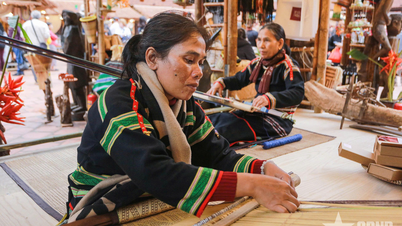 El brocado de Tay Nguyen "brilla" en el corazón de la capital.