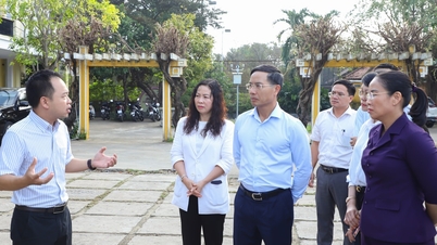Pengerusi Jawatankuasa Rakyat Kota Pham Duc An memeriksa peninggalan di bandar purba Hoi An.