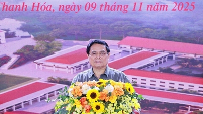 O primeiro-ministro Pham Minh Chinh participa da cerimônia de inauguração de escolas em comunas na fronteira terrestre.