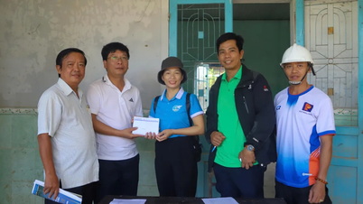 Tidningen Saigon Giai Phong delade ut 71 gåvor för att stödja invånare i Con Hen som "uthärdar" upprepade översvämningar.