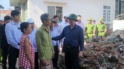 উপ-প্রধানমন্ত্রী হো কুওক ডাং ১৩ নম্বর ঝড়ে ক্ষতিগ্রস্ত গিয়া লাইয়ের মানুষদের পরিদর্শন করেছেন এবং উপহার প্রদান করেছেন।