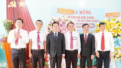 Viceprim-ministrul Ho Duc Phoc vizitează școala secundară Nguyen Chi Thanh dintr-o comună de graniță din Lam Dong.