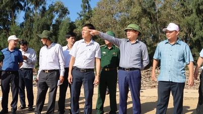 ប្រធានគណៈកម្មាធិការប្រជាជនខេត្ត លោក Pham Anh Tuan បានចុះត្រួតពិនិត្យការងារជំនះផលវិបាកដោយព្យុះលេខ ១៣ នៅតាមមូលដ្ឋាន។