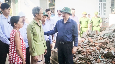 Deputy Prime Minister Ho Quoc Dung presented funds to help people whose houses collapsed in storm Kalmaegi.