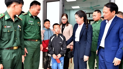 Đồng chí Lê Thị Kim Dung thăm, tặng quà cán bộ, chiến sĩ Đồn Biên phòng Phó Bảng