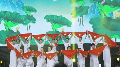 Hundratals kvinnor i huvudstaden uppträder i Ao Dai: Ao Dai-arvet lyser upp