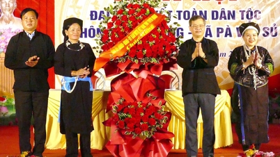 Leder av det provinsielle folkerådet, Nguyen Van Son, deltok på den store enhetsfestivalen i landsbyen Tao Thuong