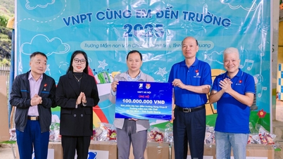 VNPT Hanoi dává dárky studentům v obci Yen Minh